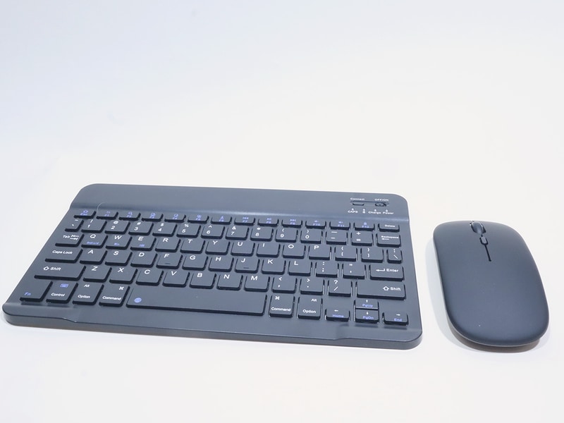 無線キーボードと無線マウスも付属する