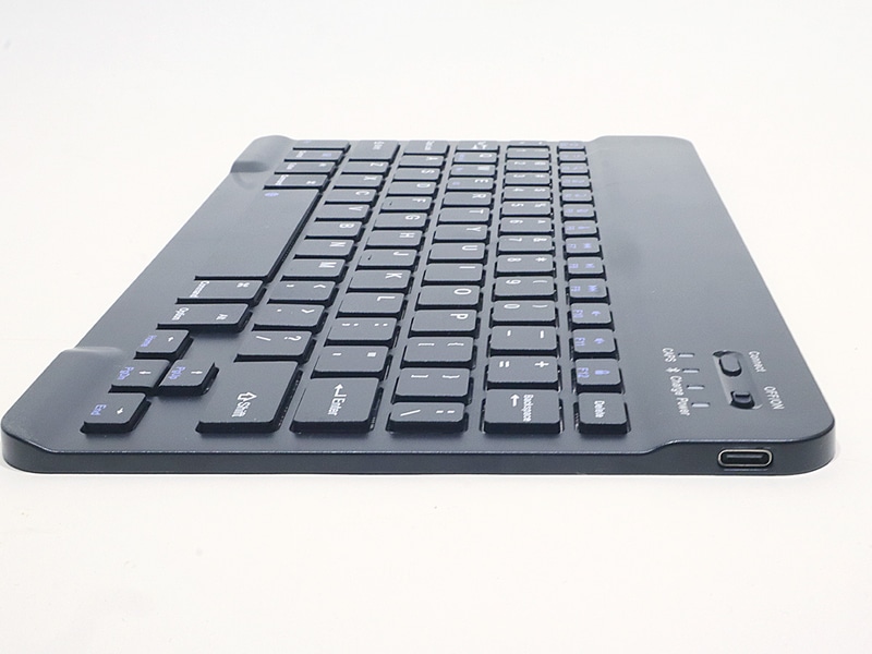 かなり薄型軽量のキーボードとなっている。充電には右端のUSB Type-C端子を用いる