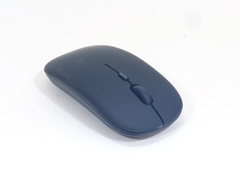 マウスは単4形電池2本駆動の薄型タイプ