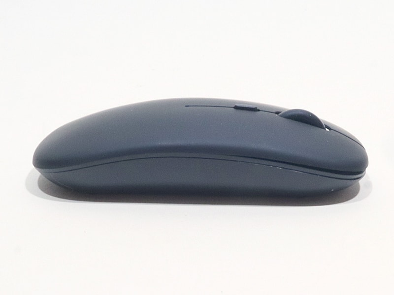 平べったい形状の薄型のマウス