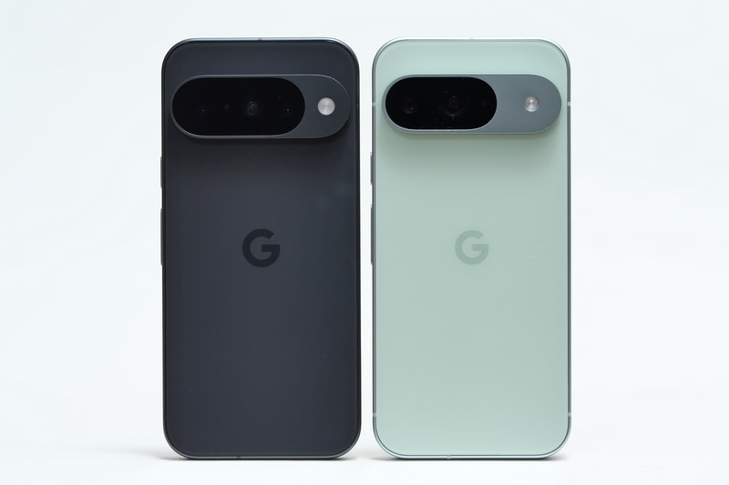 こちらは背面の比較。こちらもほぼ同じデザインだが、Pixel 10(左)は背面カメラが3眼仕様となったことでレンズ部が大きくなっている