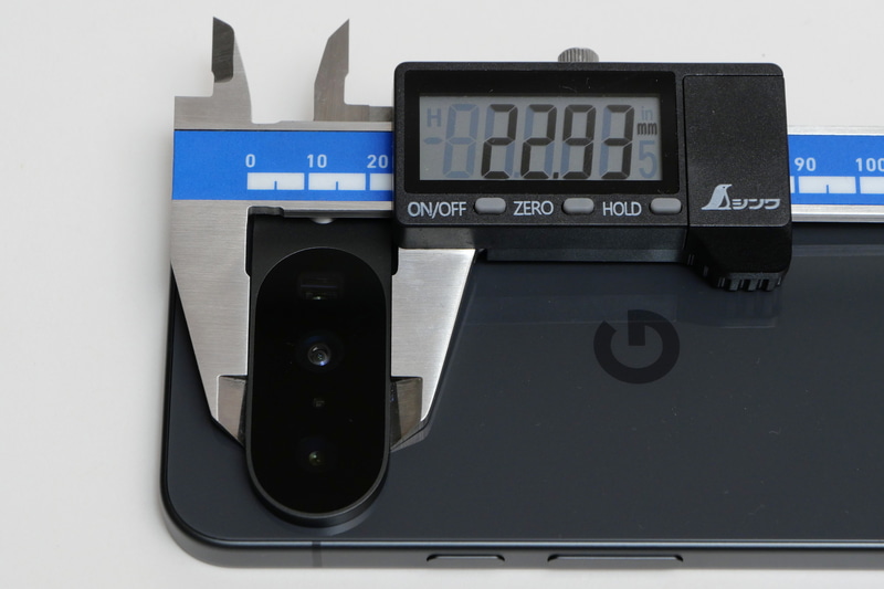 それに対しPixel 10シリーズのカメラバーの縦幅は、全モデル共通で約23mmと、1.4mmほど大きい(写真はPixel 10)