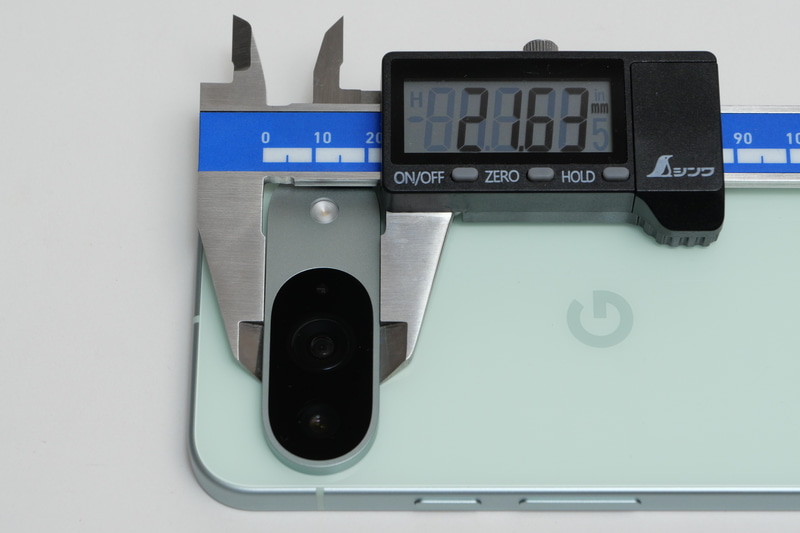 Pixel 9シリーズのカメラバーの縦幅は、全モデル共通で約21.6mm(写真はPixel 9)