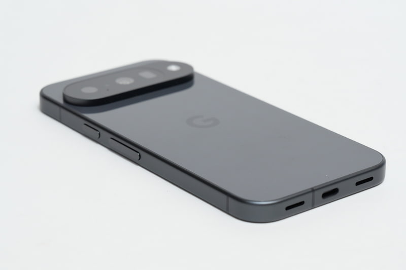 Pixel 10の側面フレームはつや消しのサテン仕上げ、背面ガラスは光沢仕上げで、Pixel 9と同じだ