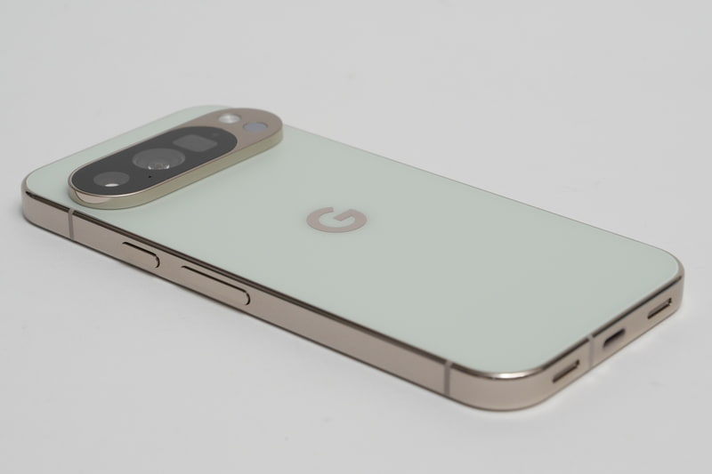 Pixel 10 Proは、側面フレームが光沢仕上げ、背面ガラスがマット仕上げとなる