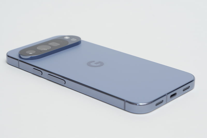 Pixel 10 Pro XLも側面フレームが光沢仕上げ、背面ガラスがマット仕上げだ
