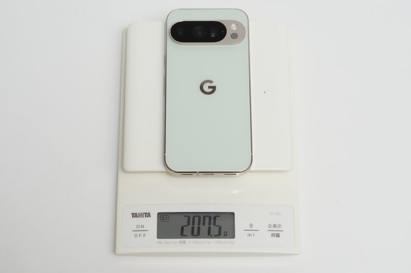Pixel 10 ProのSIM未装着時の実測の重量は207.5gと、こちらも200g越え