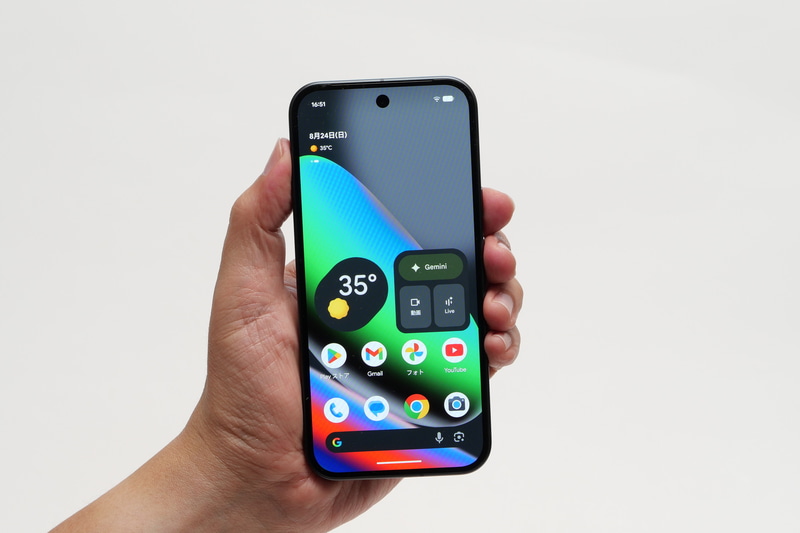 写真はPixel 10だが、Pixel 10 Proもサイズが同じで重量も4g程度の違いしかないこともあって、手に持った印象は同等。サイズ的にも持ちやすいと感じる