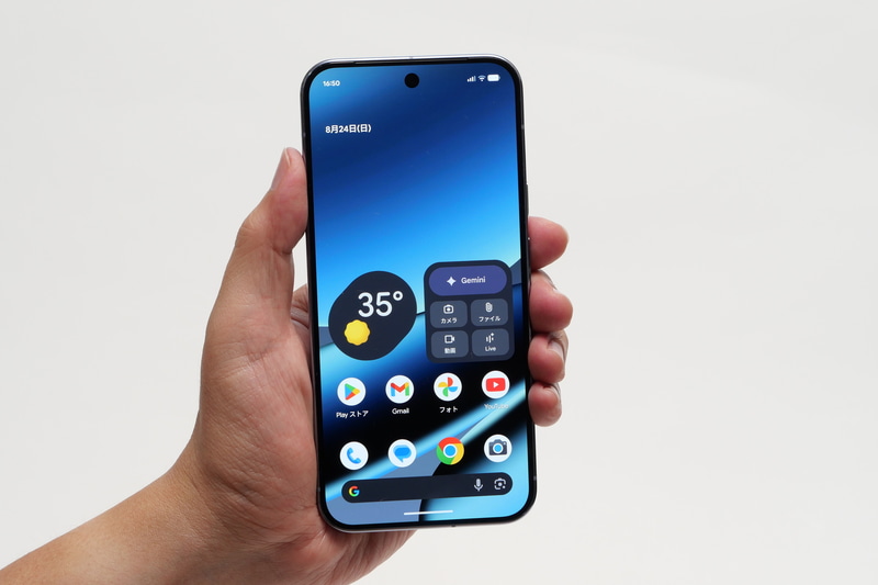 Pixel 10 Pro XLは、サイズが大きく重いこともあって、筆者のやや大きい手でもかなり大きく感じる