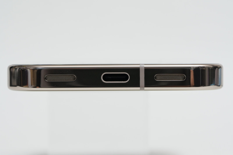 Pixel 10シリーズ全モデル共通で、下部側面にUSB 3.2 Gen2 Type-Cを用意するとともに、その左右にスピーカーを配置(写真はPixel 10 Pro)