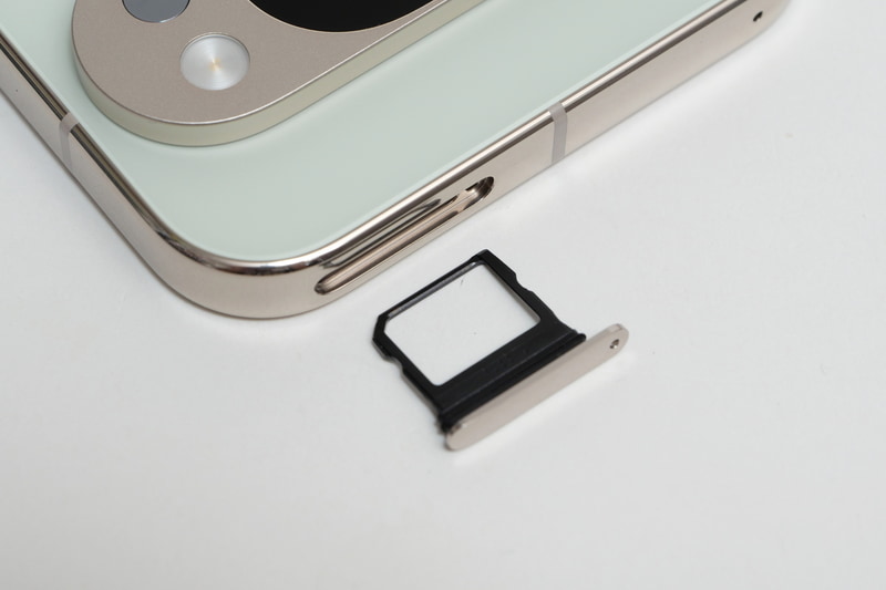 Nano SIMカードトレイは、上部側面に配置。これも全モデル共通だ(写真はPixel 10 Pro)