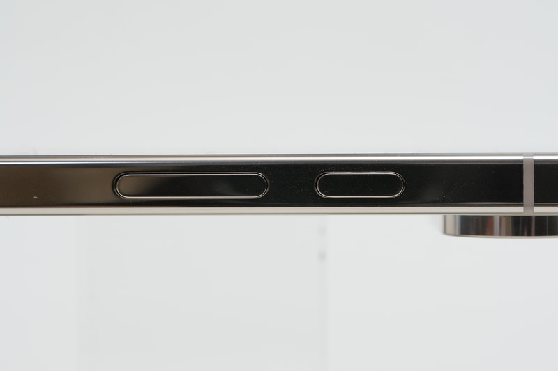 物理ボタンも全モデル共通で、右側面上から電源ボタン、ボリュームボタンが並ぶ(写真はPixel 10 Pro)