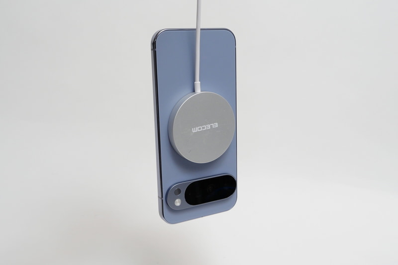 Qi2充電器はマグネットでしっかり装着。写真は最も重いPixel 10 Pro XLだが、ケーブルを持ち上げても外れることはなかった