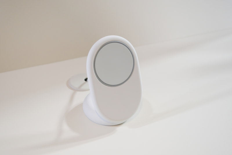 純正アクセサリの「Pixelsnap充電器」。Qi2 25Wに対応しており、Pixel 10 Pro XLを装着すると最大25Wでワイヤレス充電が可能。Pixel 10とPixel 10 Pro装着時には最大15Wでの充電となる