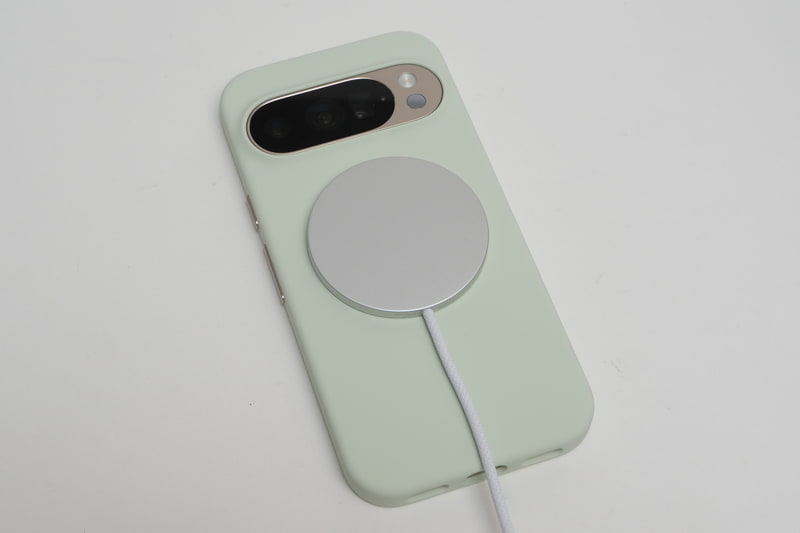 Pixelsnapケースを装着した状態でもQi2充電器をしっかり装着でき、問題なく充電できた