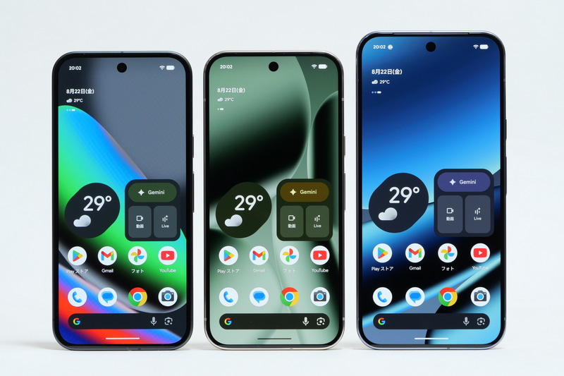 Pixel 10シリーズのディスプレイのサイズや表示解像度、上部中央に前面カメラのパンチホールがある点など、従来モデルから変わっていない。写真は左からPixel 10、Pixel 10 Pro、Pixel 10 Pro XL