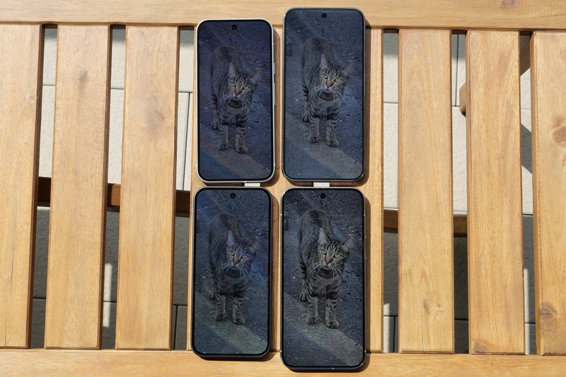 上段左がPixel 9、右がPixel 9 Pro XL、下段左がPixel 10、右がPixel 10 Pro XL。Pixel 9シリーズのディスプレイも夏の直射日光下で十分な視認性だが、Pixel 10シリーズはさらに輝度が高められ、視認性がさらに向上している