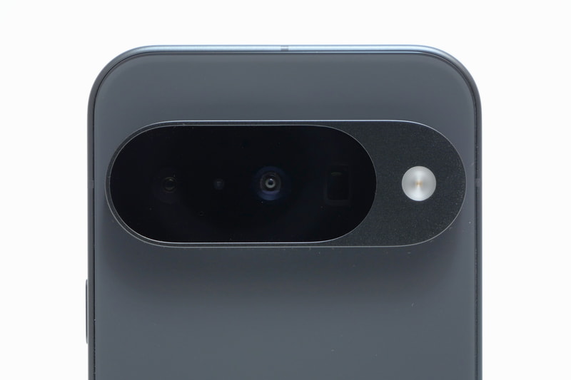 Pixel 10の背面カメラは、左から広角、超広角、望遠の3眼構成となった
