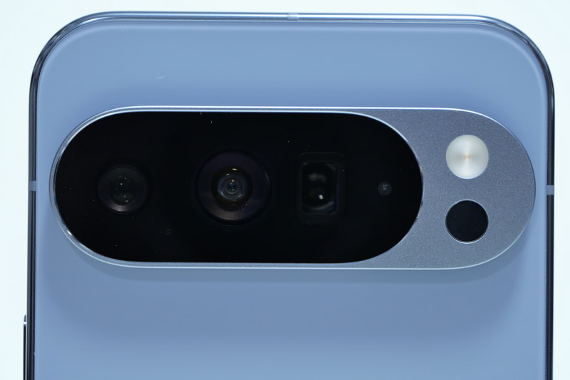 Pixel 10 ProおよびPixel 10 Pro XLの背面カメラは双方とも全く同じ仕様で、従来モデルと同じカメラモジュールをそのまま搭載している(写真はPixel 10 Pro XLの背面カメラ)