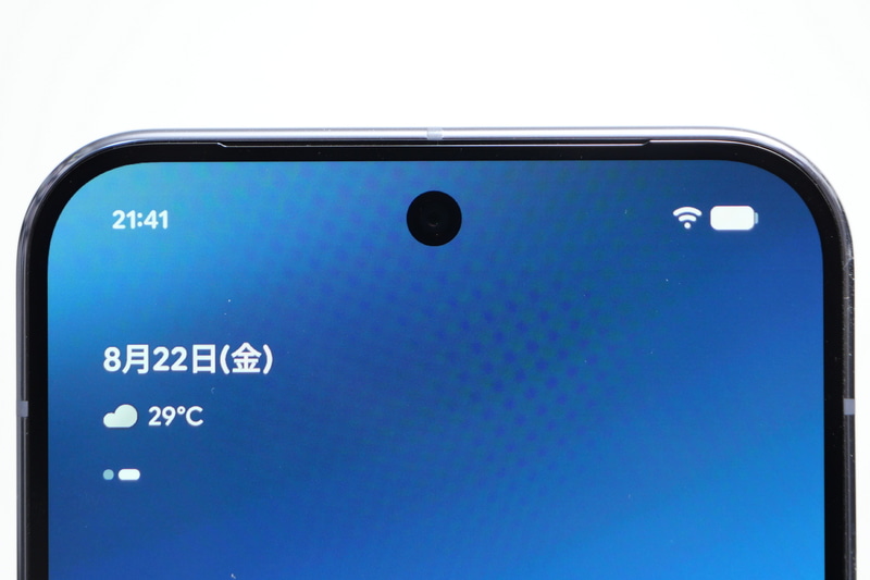 Pixel 10 ProとPixel 10 Pro XLの前面カメラも従来モデルから変更はない(写真はPixel 10 Pro XL)