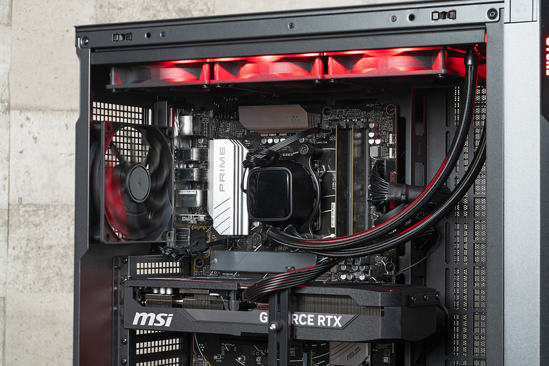 CPUは8コア16スレッドのRyzen 7 9800X3Dを採用。ブーストクロックは最大5.2GHzで3次キャッシュ容量は96MBと大容量だ