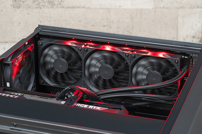 天板には360mmクラスの簡易水冷クーラーを搭載。ファンは天板から排気する方向に取り付けられている