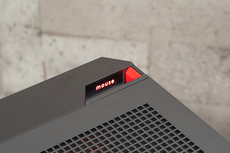 前面の上部にはヘッドセットホルダーを内蔵。引き出して使用する