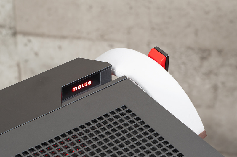 前面の上部にはヘッドセットホルダーを内蔵。引き出して使用する