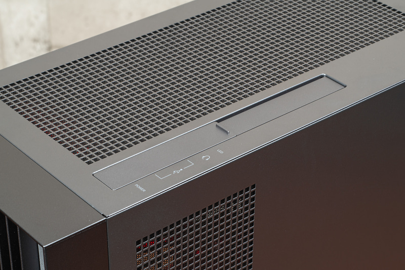 天板にはUSBやヘッドセット端子、電源、LEDボタンを用意。スライド式のカバーも備わっている