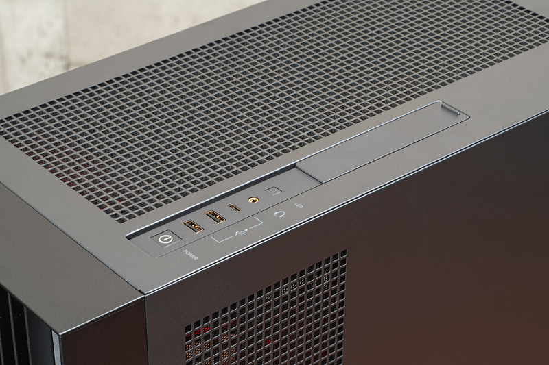 天板にはUSBやヘッドセット端子、電源、LEDボタンを用意。スライド式のカバーも備わっている