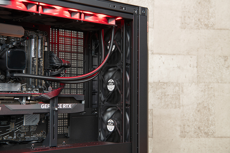 前面は吸気しやすいスリット構造。3連ファンで冷却力を高めている