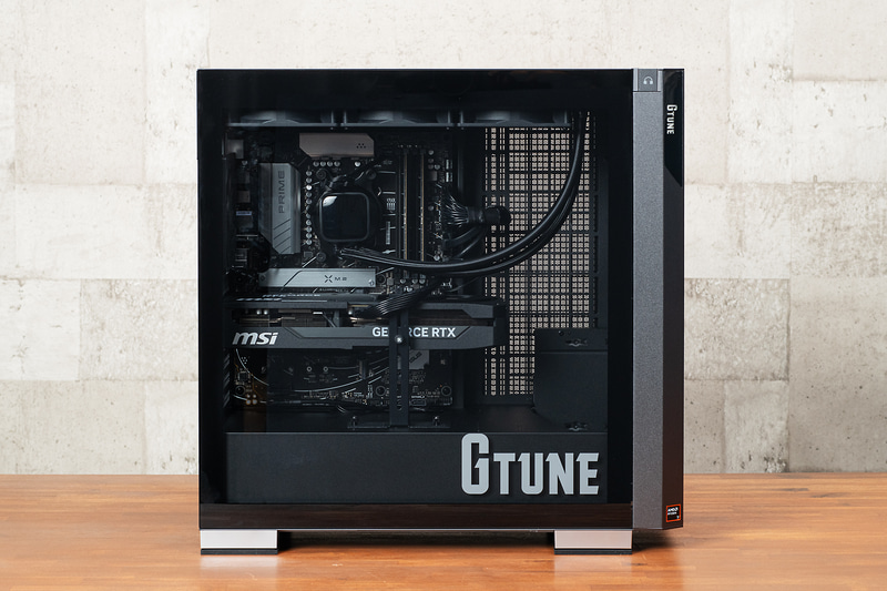 大型のGeForce RTX 5080はビデオカードホルダーで上下からガッチリと固定されている