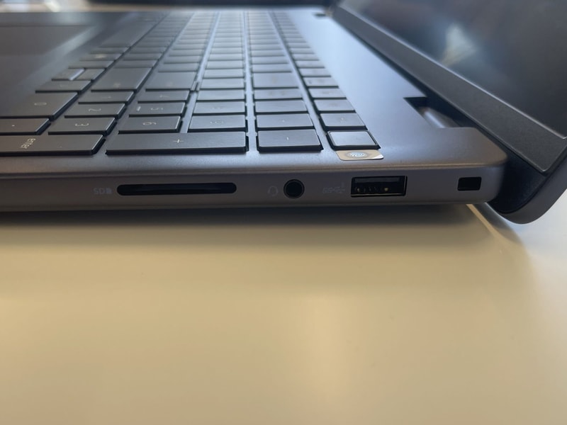 Dell 16 の右側面インターフェイス。SDカードスロットはアルミニウムシャーシモデルのみ搭載