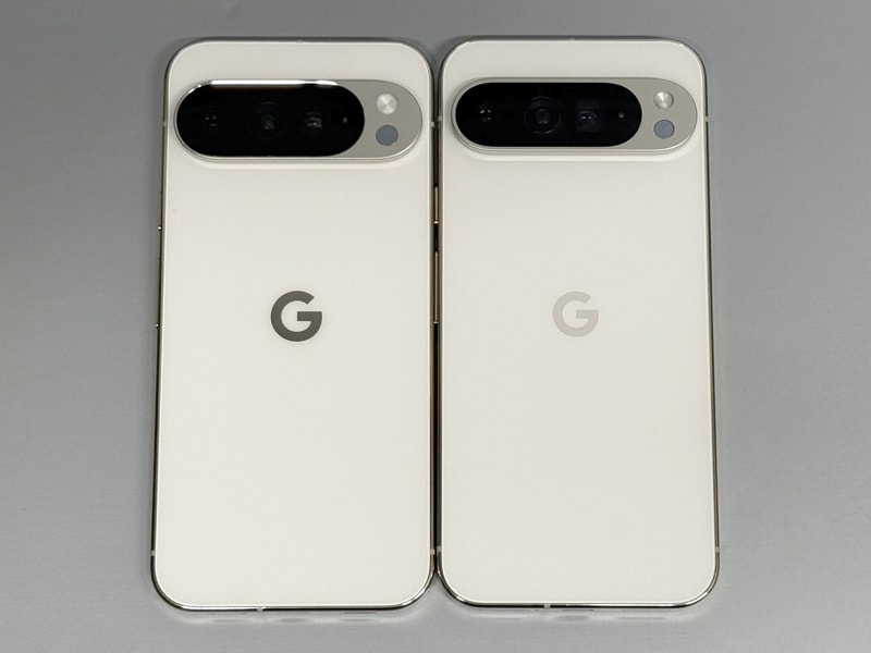 背面。デザインは同じだが、カメラバー部がひとまわり大きくなっている