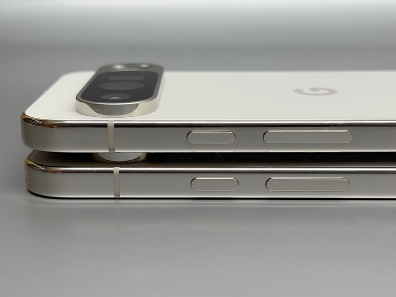 右側面。上がPixel 9 Pro XL、下が本製品(以下同じ)。電源ボタン、音量ボタンの配置も同一だ