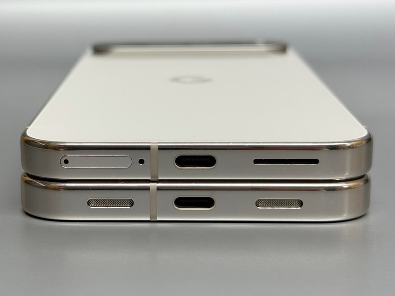 底面。スピーカーはUSB Type-Cポートの左右に並ぶ一般的なレイアウトに変更された