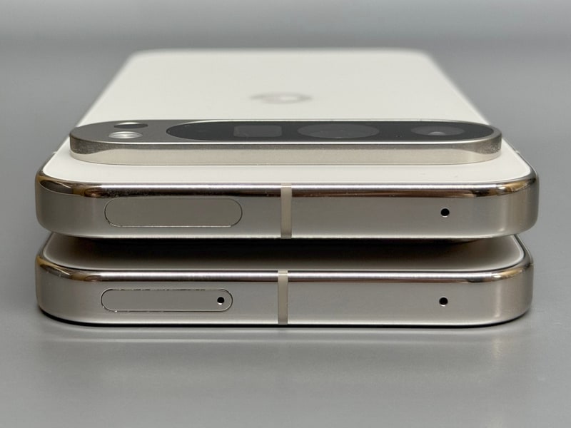 上面。SIMカードスロットは底面からこちらに移されている