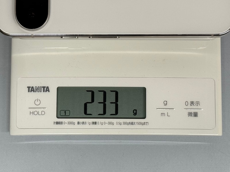 重量は実測233g。従来が224g(SIMカード含む)なので10g程度増えたことになる
