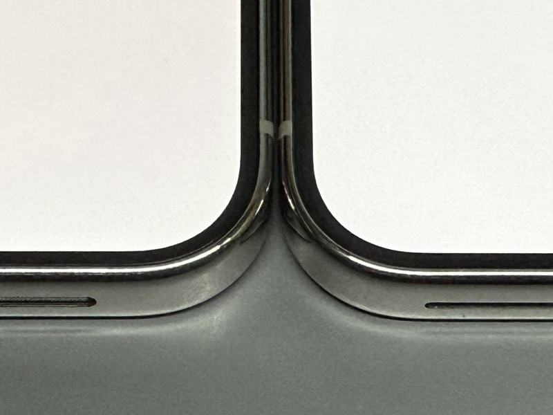 エッジ部の比較。左が本製品、右がPixel 9 Pro XL。先代のPixel 8 Proとは角の丸みが異なるなど相違があったが、本製品は見分けがつかない