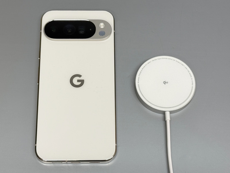 Qi2規格のワイヤレス充電器をマグネットで背面に吸着できる。使い勝手はiPhoneにおけるMagSafe充電器と同様だ。マグネットの吸着力も十分