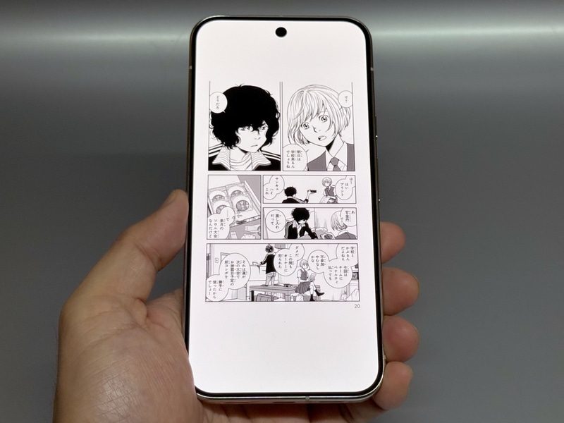 コミックを表示した状態。天地に大きな余白が生じるが、これは従来モデルも含め、昨今のスマホに共通する傾向。オプションなどはここに表示されることが多い