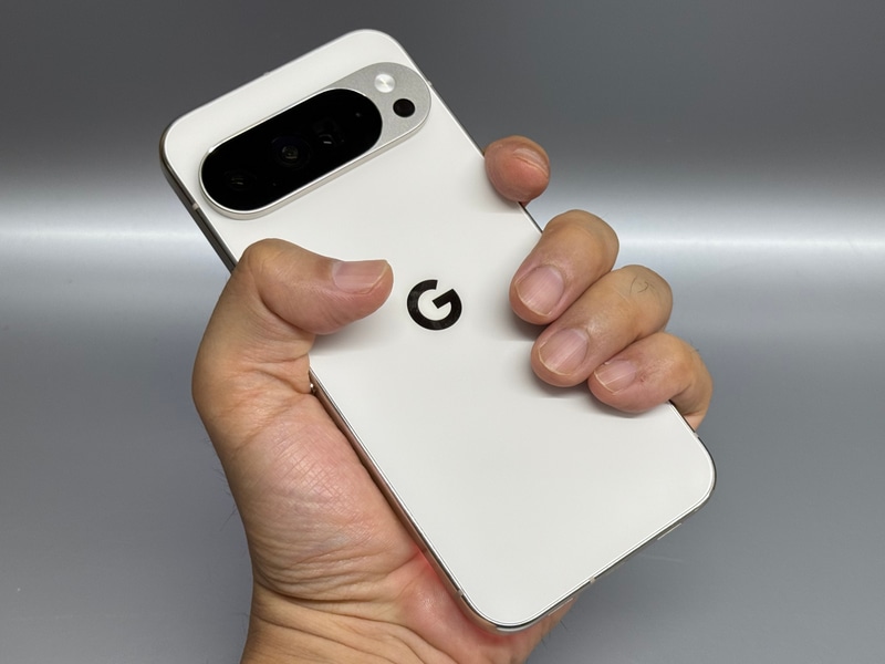 背面および側面はかなりツルツルとしており、保護ケースなしで使うのはかなり気を使う