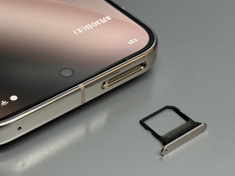 SIMカードスロットは従来は底面にあったのが上部へと移動している