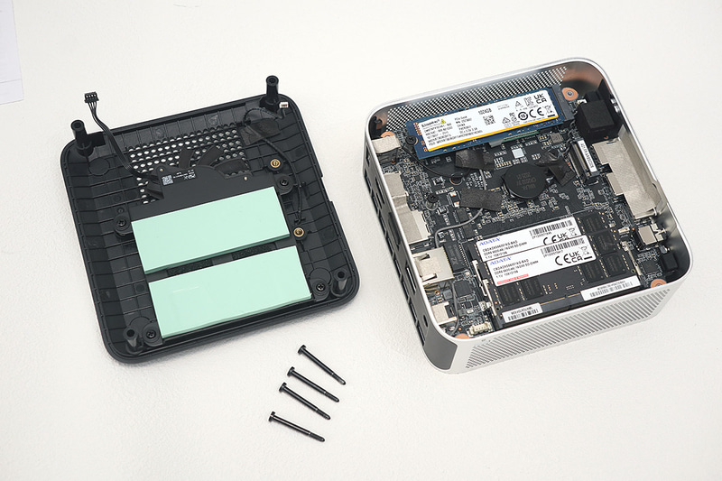 底面ネジを4本緩めれば内部にアクセス可能だが、スピーカーとファンのケーブルが接続されているため注意