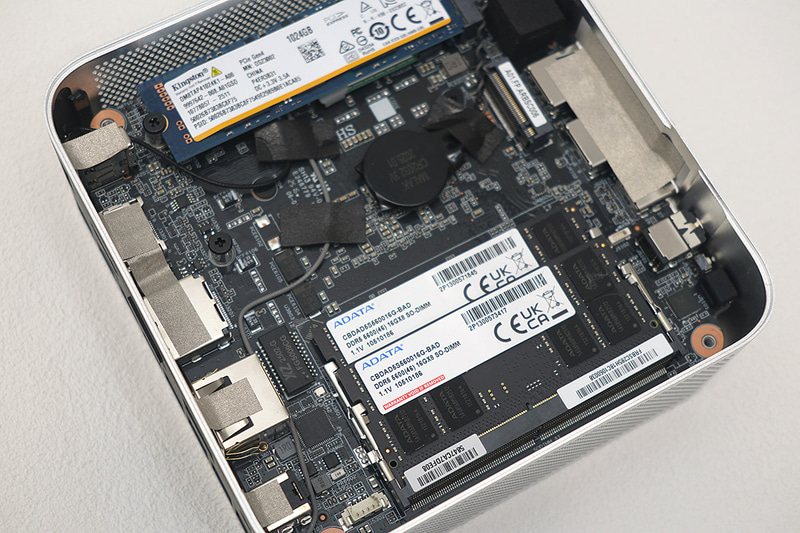 試作機では、ADATAのメモリとKingstone製のSSDが採用されていた(実際の製品とは異なる)