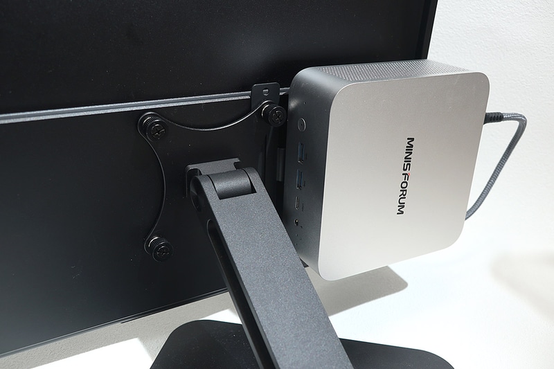 別売りのVESA対応モバイルモニター用スタンドに、同社の2画面モバイルモニター「MDSA156」とともに取り付けたところ。電源ボタンやUSBポートへのアクセス性の課題は残るが、ポータブルな高性能一体型PCが完成した