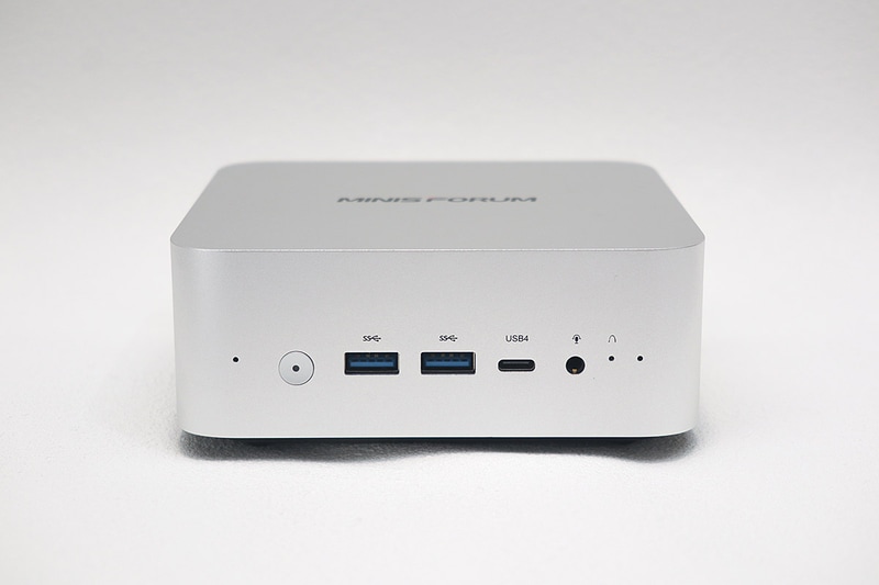 本体前面のインターフェイス。USB 3.2 Gen 2が2基、USB4(DisplayPort Alt Mode対応)、3.5mm音声入出力