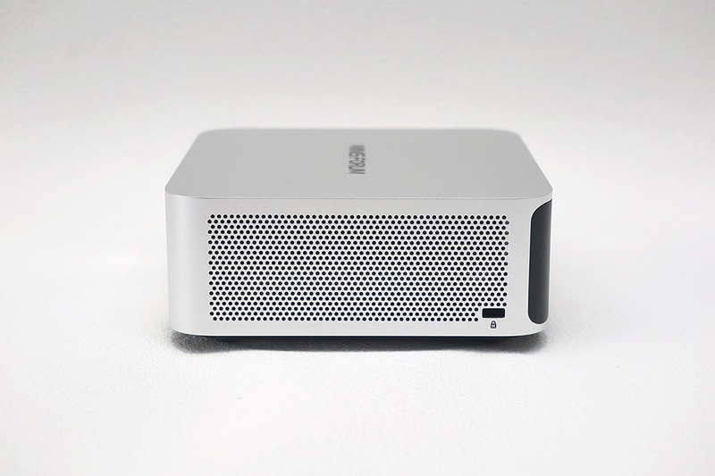 本体左右は吸気口となっている