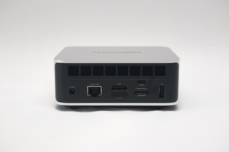 本体背面。USB4、2.5Gigabit Ethernet、HDMI出力、HDMI出力、USB 2.0とシンプル。必要十分だがちょっとさみしい気もする