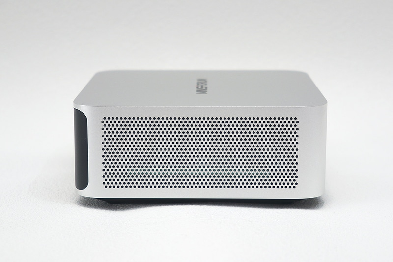 本体左右は吸気口となっている